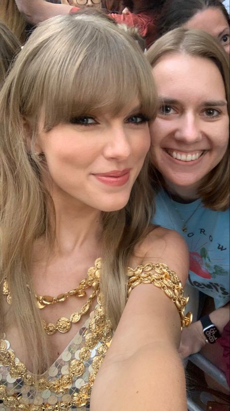 Taylor Swift taking selfies with fans at the Tiff 22. - 09/09/22 Taylor Swift Cute Selfies, Taylor Swift Fan Pictures, Taylor Swift Selfie With Fans, Fan Pictures With Celebrities, Taylor Swift Comfort Pics, Taylor Swift Manifesting, Taylor Swift Selfies, Taylor Swift Tiff, Taylor Swift Selfie