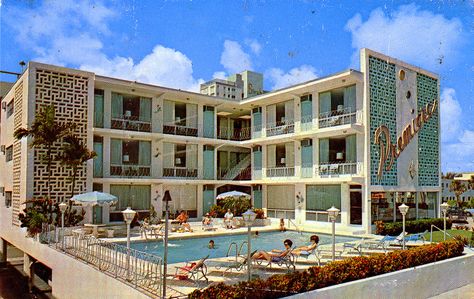 Old Motel Room, Mid Century Modern Beach House Exterior, Motel Apartment, Apartment Building Exterior, Mid Century Hotel, Ft Lauderdale Florida, Retro Motel, Googie Architecture, Apartment Exterior