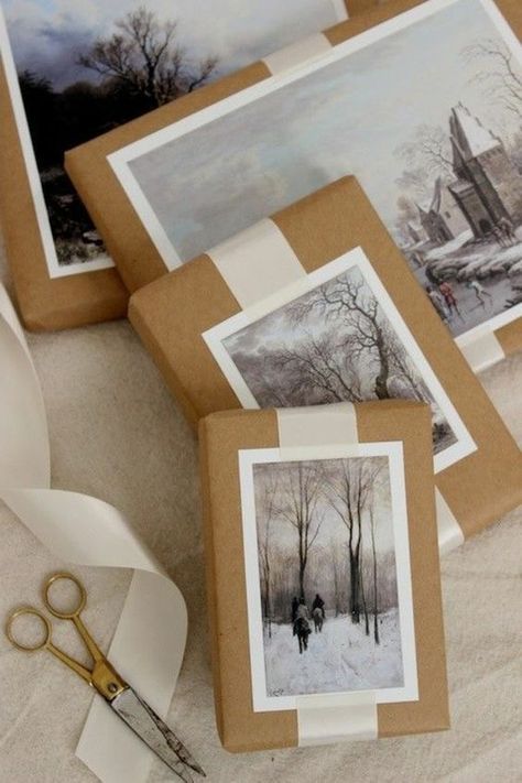 Unique Christmas gift wrapping ideas - Small things in life Gift Wrapping Techniques, Gift Wrapping Inspiration, Photo Noir, Gifts Wrapping Diy, Navidad Diy, Creative Gift Wrapping, Diy Gift Wrapping, Photo Vintage, Wrapping Ideas