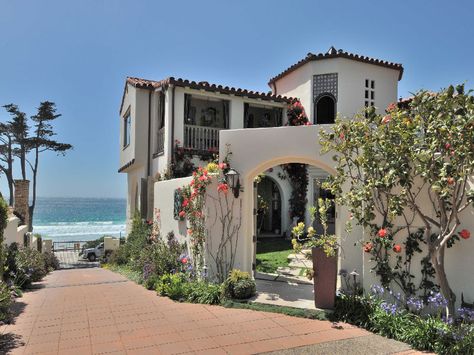 House on the beach in Carmel, CA: I want to live here and wake up to this every morning. Spanish Beach House, California Beach House, Dream Beach Houses, Spanish Style Home, Casas Coloniales, Hacienda Style, Spanish Style Homes, Mediterranean Home, Spanish House