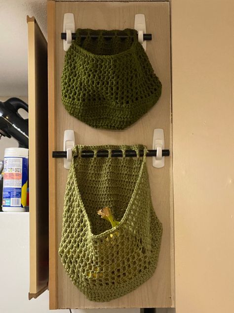 Crochet Shower Caddy, Convenient Crochet Ideas, Crochet Produce Basket, Crochet Household Items Home Decor, Crochet Home Organization, Crochet Wall Hanging Organizer, Crochet For Apartment, Dorm Crochet Ideas, Crochet Wall Pocket