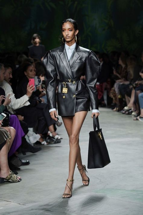 Versace Leather Dress, Catwalk Fashion Runway, Catwalk Aesthetic, Fashion Week 2020 Runway, Dior Catwalk, Vogue Clothes, Milan Runway, Runway Fashion Vintage, Fashion Week Nyc