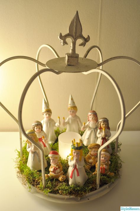 Natal, Swedish Christmas Decorations, Joulun Aika, Santa Lucia Day, Swedish Decor, Swedish Christmas, Advent Wreath, God Jul, Nordic Christmas