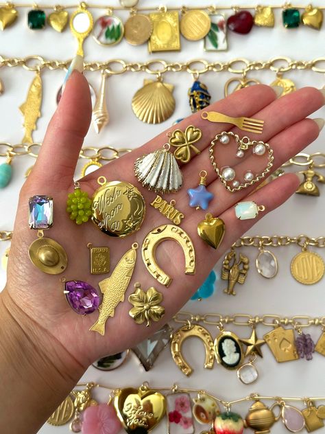 Charm Necklace Party, Vintage Charm Necklace, Chunky Charm Necklace, Charm Necklace Ideas, London Wardrobe, Charm Bar, Charm Party, Charm Necklace Gold, Necklace Bar