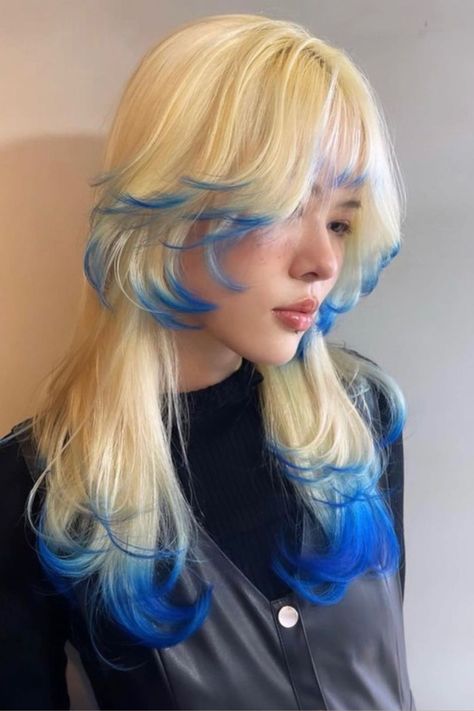 What Is The Difference Between A Jellyfish Haircut And A Hime Haircut? Jellyfish Braids, Jellyfish Haircut Long, Jellyfish Cut, Jellyfish Hair, Hime Haircut, Jellyfish Haircut, Cascading Layers, Curly Hair Fringe, Straight Across Bangs