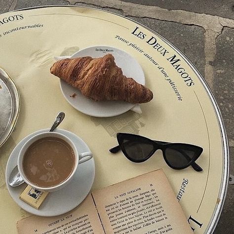 Coffee Croissant, Les Deux Magots, Lightroom Photo, Parisian Aesthetic, Paris Dream, Paris Vibes, Fotografi Vintage, Light Room, Parisian Life