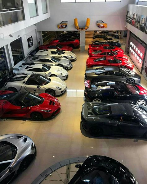 Dream garage Tmax Yamaha, Luxury Car Garage, Rich Cars, Eksterior Modern, Cool Garages, Ultimate Garage, Mercedes Sls, Mobil Drift, Luxury Garage
