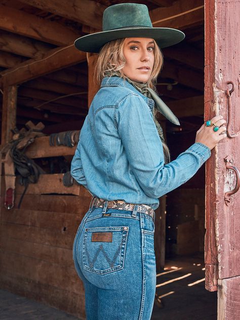 Women's Long Sleeve Western Snap Denim Shirt Womens Ranch Outfits, Western Country Outfits Women, Western Country Outfits, Western Outfits Women Casual, Ranch Outfits, Wrangler Butts, Country Outfits Women, Lainey Wilson, Western Mom