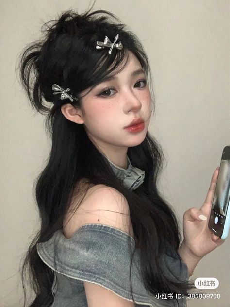 Douyin Hair Accessories, Douyin Ponytail Hairstyle, Xaoihongshu Hairstyles, Hair Inspo Formal, Conquete Hairstyle, Y2k Hairstyles Korean, Formal Asian Hairstyles, Hair Styles Douyin, Asian Prom Hair