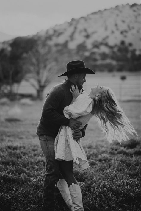 Couple Rustic Photoshoot, Rustic Country Photoshoot, Mountain Photography Couples, Cute Country Engagement Pictures, Western Couples Aesthetic, Fall Engagement Photos Country, Western Couples Photo Shoot, Couples Rustic Photoshoot, Couples Photoshoot Cowboy Boots