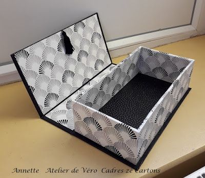 réalisations manuelles de Véro : Derniers cartonnages Cartonnage Boxes, Diy Gift Box Template, Gift Box Images, Diwali Gift Hampers, Carton Diy, Cardboard Recycling, Cardboard Box Crafts, Handmade Packaging, Gift Box Design