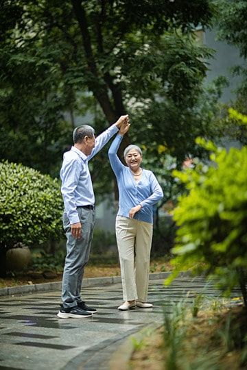 Old Couple In Love Funny, Retire Parents Aesthetic, Old People Photography, Old People Dancing, Old Couple Dancing, Old Man Dancing, Happy Old Couple, Old Lady Dancing, Happy Old People