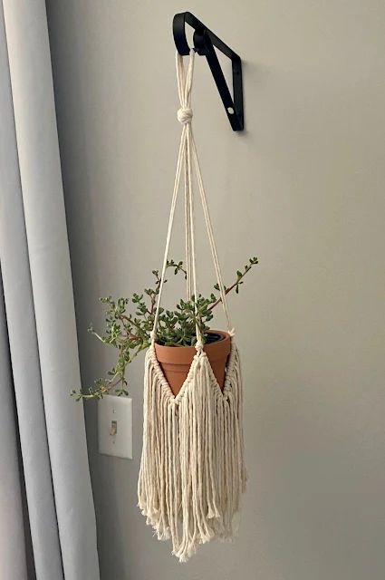 simple rope fringe macrame plant holder Macrame Plant Hanger Pattern Free, Macrame Plant Hanger Pattern, Diy Macrame Plant Hanger Pattern, Plant Hanger Pattern, Rope Plant Hanger, Wall Macrame, Free Macrame Patterns, Macrame Plant Hanger Tutorial, Macrame Plant Hanger Patterns