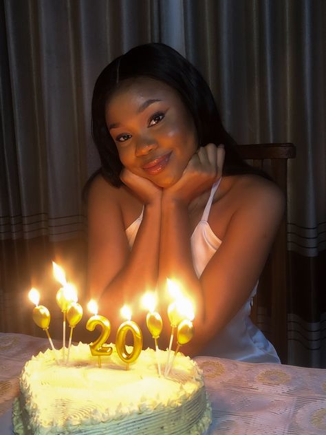 20th birthday picture inspiration with cake. Cake Birthday Pictures, What To Do For Your 20th Birthday, 20th Birthday Ideas Black Women, 20th Birthday Shoot Ideas, Cute 20th Birthday Cake, 20th Birthday Picture Ideas, 20 Birthday Theme Party Ideas, 20th Birthday Pictures, Birthday Ideas 19