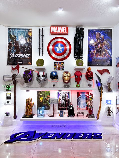 Marvel display / collection wall. Marvel Toys Collection, Marvel Gaming Room, Marvel Office Decor, Toy Collection Room Ideas, Marvel Inspired Bedroom, Collectors Bedroom Ideas, Marvel Living Room, Funko Pop Bedroom, Marvel House Decor