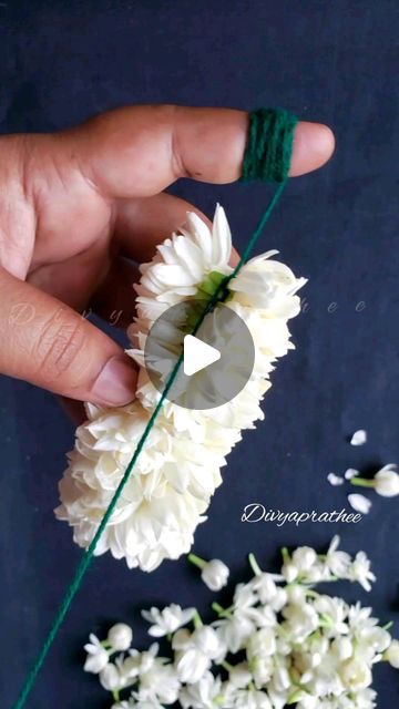 Jasmine Flower Decorations Ideas, Flower Garlands Diy, How To Make Flower Garland Diy, How To Make A Flower Garland, Diy Floral Jewellery, Garland Making Ideas, Flowers Making Crafts, Diy Flower Garland, Flowers Craft Ideas