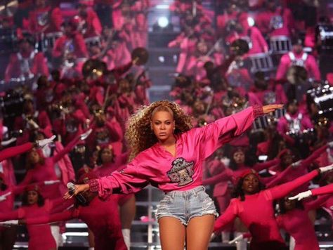 Beyonce Homecoming, Beyonce Images, Beyonce Photoshoot, Beyonce Performance, Beyonce Coachella, Queen Bee Beyonce, Beyonce Photos, Concert Stage Design, Dance Aesthetic