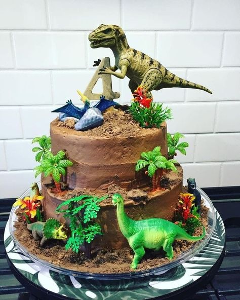dinosaur cake Dino Cake Diy, Fête Jurassic Park, Cake Dino, Dinasour Birthday, Dino Birthday Cake, Festa Jurassic Park, Dinosaur Birthday Theme, Dinosaur Birthday Party Decorations, Dino Cake