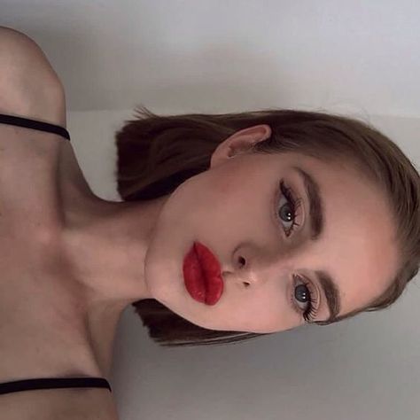 Black Dress Makeup, Makeup Looks For Red Dress, Red Lipstick Makeup, Dark Hair With Highlights, Breakfast At Tiffany's, Trendy Makeup, 짧은 머리, Make Up Looks, Photo Makeup
