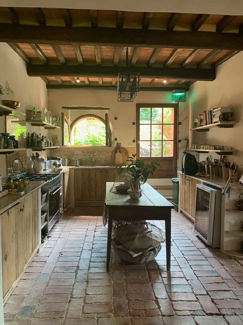 House In Tuscany Italian Villa, Big House In Countryside, Old Interior House, Campinas, Italian Village House Interior, Italy Houses Interior, Normal People Italian House, Country European House, Countryside Aesthetic House Interior