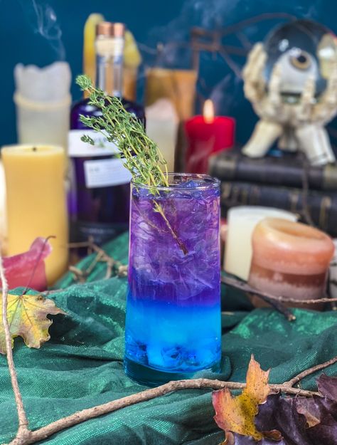 Hocus Pocus Witch’s Brew  #halloweencocktails #halloween #halloweenparty #halloweenpartyideas #gincocktails #cocktailrecipes #cocktails Margaritas, Essen, Hocus Pocus Drinking Game, Empress Gin, Halloween Party Drinks, Hocus Pocus Party, Hocus Pocus Witches, Halloween Movie Night, Gin Recipes