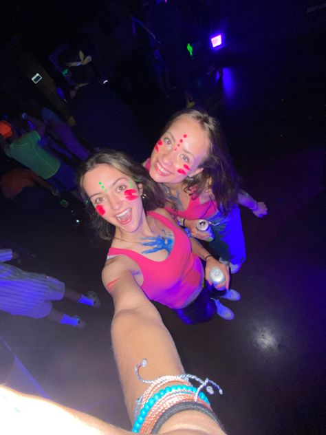Bariloche, Rave Themed Outfits, Sky Zone Outfit, Glow Party Pictures, Neon Party Paint, Neon Party Outfits Aesthetic, Neon Outfit Aesthetic, Neon Glow Party Outfit, Glow Party Outfit Women