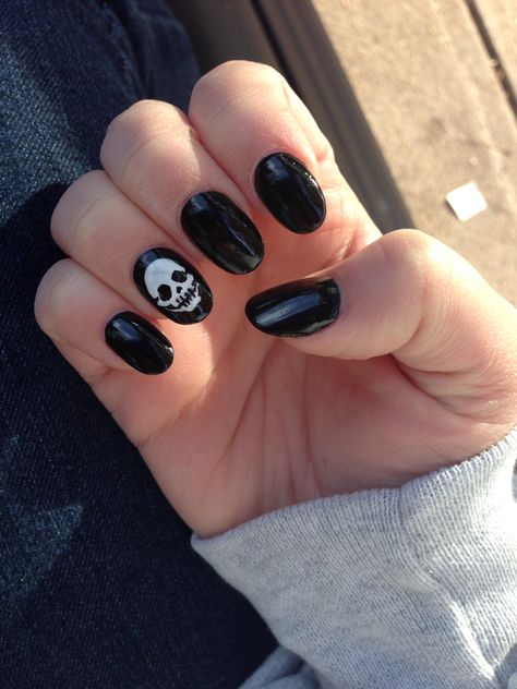 Oval black acrylic nails, skull design for Halloween! Skull Nail Polish, Skull Nails Easy, Simple Skull Nail Art, Nails With Skulls Design, Skull Design Nails, Nail Skull Designs, Skull Nail Art Easy, Simple Skull Nails, Nail Art Skull