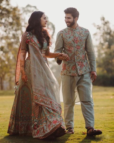 Wedding Groom Dress Indian, Twining Outfits For Couples Engagement, Wedding Dresses For Couples Indian, Wedding Dresses For Couple, Engagement Dresses For Groom, Groom Indian Engagement Outfits, Groom Dresses Indian, Same Dress Couple Pics, Engagement Couple Dresses