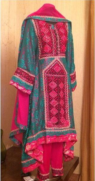 Baluchi dress Pakistani Textiles, Afghani Embroidery, Baloch Culture, Balochi Culture, Balochi Girls, Baluchi Dress, Balochi Dresses, Travel Countries, Balochi Dress