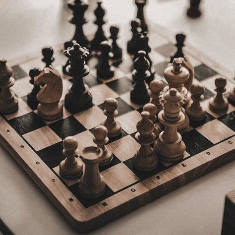 Chessboard Aesthetic, مركز ثقافي, The Queen's Gambit, Queen's Gambit, Dark Academia Aesthetic, Chess Game, Light Academia, Foto Inspiration, Book Aesthetic