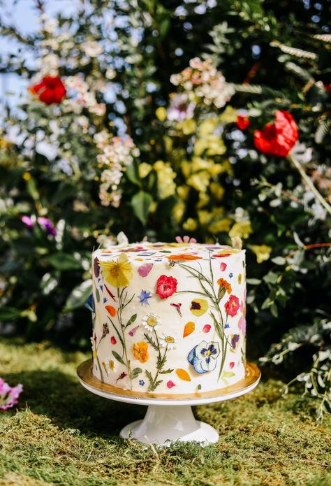 Whimsical Wildflower Wedding, Enchanted Garden Birthday Party, Wildflower Wedding Cake, Enchanted Garden Birthday, Garden Theme Birthday, Birthday Party Garden, Wildflower Cake, Garden Party Cakes, Wildflower Party