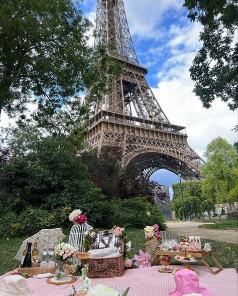 Paris Picnic, Paris Dream, Paris Vibes, Paris France Travel, Parisian Life, Norway Travel, I Want To Travel, July 25, Activities To Do