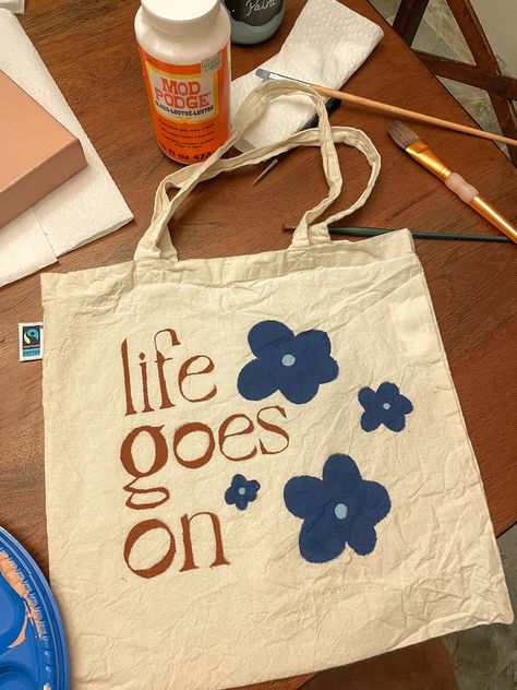 Canvas Bag Painting Ideas Diy, Tote Bag Design Ideas Paint, Lukisan Tote Bag, Eco Bag Design Ideas, Tote Bag Design Paint, Paint Tote Bag Ideas, Painting Tote Bag Ideas, Painted Tote Bag Ideas, Diy Tote Bag Painting Ideas