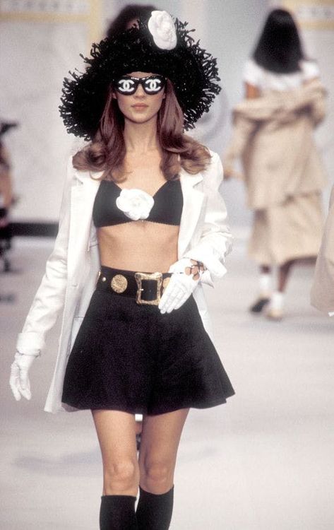Couture, Kate Moss Runway, Chanel 90s Runway, Chanel 1993, Kate Mess, Chanel 90s, 90s Chanel, Style Année 90, 90s Runway