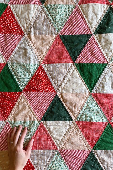 Patchwork, Christmas Quilts Ideas, Beginner Quilting Projects, Fall Quilt Patterns, Triangle Quilt Pattern, Christmas Tree Quilt, Christmas Patchwork, Christmas Quilt Patterns, Tshirt Quilt