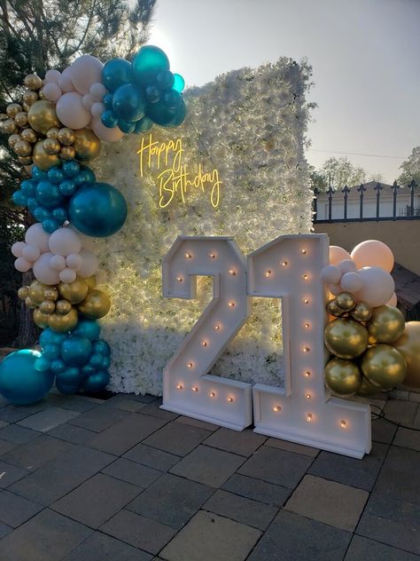 21st Birthday Decorations Outdoor, 21st Birthday Backdrop Ideas Easy Diy, Balloon Arch With Marquee Numbers, 21 Backdrop Ideas, Big Numbers Decoration, 21st Backdrop Ideas, 21st Birthday Ideas Blue, Outdoor 21st Birthday Party Ideas, 21 Birthday Ideas Decoration