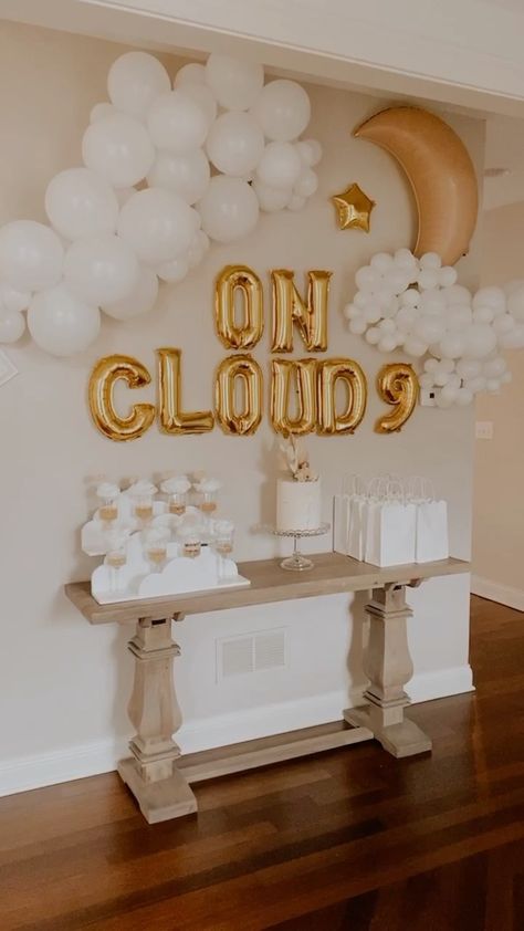 On Cloud 9 Birthday Decorations, Natal, Clouds Themed Party, Dream Big Party Theme, Bridal Shower Ideas On Cloud Nine, On Cloud 9 Balloons, Cloud Lamp Bedroom, Cloud Theme Engagement Party, On Cloud Nine Table Decor