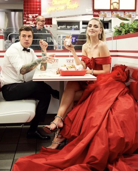 Diner Wedding Photos, Burger Photo, Twisted Pride, Summer Golden Hour, Retro Photoshoot, Wedding Window, 50s Prom, Kardashian Kylie Jenner, Couple Inspo