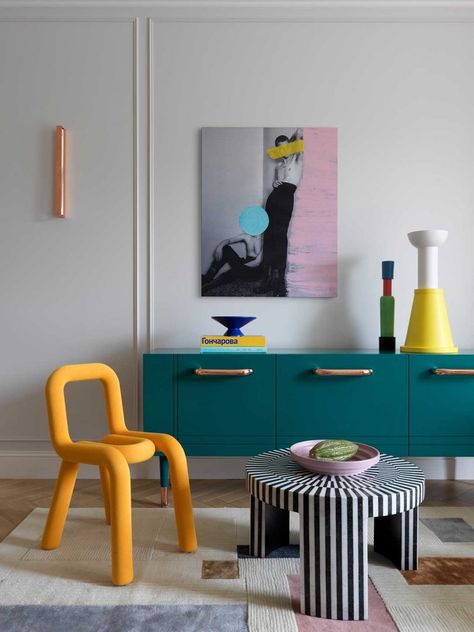 A Colorful Apartment in Moscow With a Parisian Feel Artsy Living Room Aesthetic, Pop Arcade Interior Design, Jewel Tones Interior, Modern Eclectic Apartment, Modern Eclectic Decor, Post Modern Bedroom, Funky Living Room, Colorful Mid Century Modern, Colorful Apartment