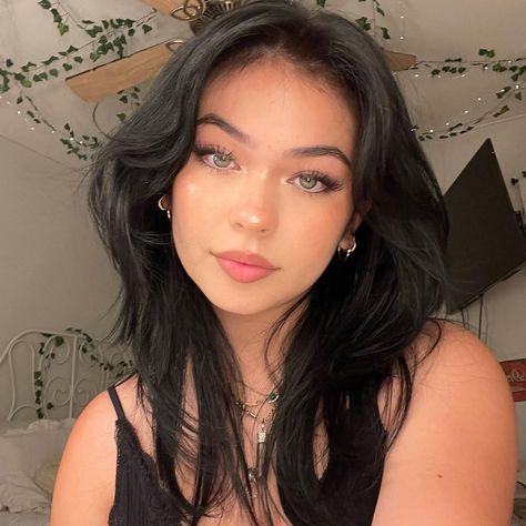 Gentleman Aesthetic, Girls With Black Hair, Haircuts For Medium Hair, Whiter Skin, Face Claim, Maquillaje Natural, Real Girls, Pretty Makeup, Just Girl Things