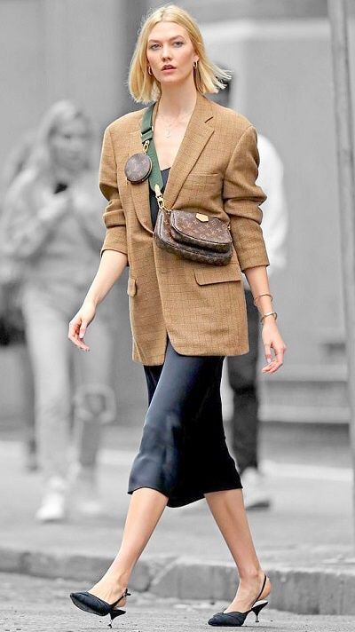 Karlie Kloss in New York City, New York on Wednesday 30/10/19 #VeronicaTasmania Karlie Kloss Street Style, Karlie Kloss Style, Smart Casual Style, Soft Autumn, Karlie Kloss, City New York, On Wednesday, Smart Casual, Casual Style