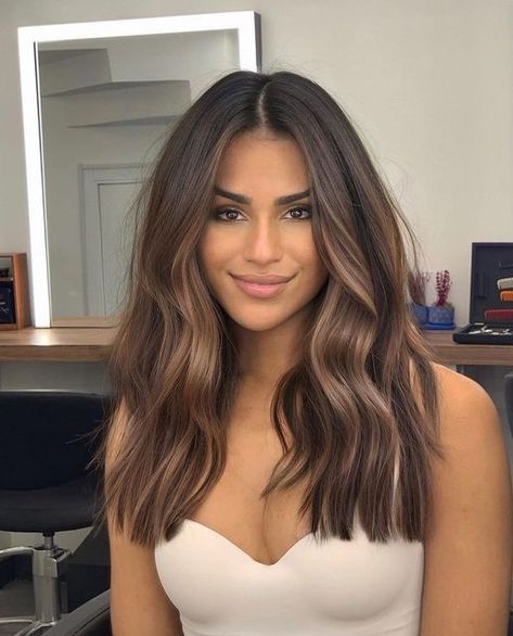 Rambut Brunette, Spring Hair Color Trends, Brown Hair Looks, Brown Hair Inspo, Chocolate Brown Hair Color, Vlasové Trendy, Brunette Hair With Highlights, Spring Hair Color, Brunette Balayage Hair