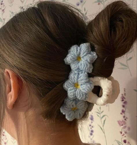 Handmade crocheted hair clip. Available in a range of colours. Perfect for the Spring and Summer months 🌸 Crochet Flower Clip, Crochet Hair Claw, Diy Crochet Hairstyles, Turtleneck Outfit Ideas, Crocheted Hair, Crochet Puff Flower, Crochet Hair Clips, Turtleneck Outfit, Floral Hair Clip