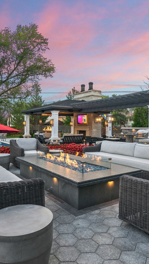 Outdoor Fire Pit On Deck, Outside Living Area Backyard Ideas, Midwest Outdoor Living Space, Rich House Backyard, Dream Backyard Pool Fire Pits, Backyard Aesthetic Big, Fireplace Pool Backyard, Entertainers Backyard With Pool, Big Modern Backyard