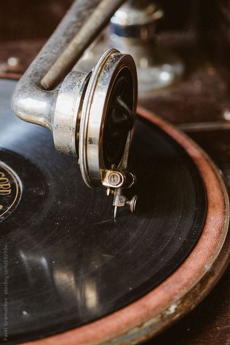 Old vintage gramophone by PavelGr Victrola Record Player Aesthetic, 1960 Aesthetic, Wallpaper Musik, Dark Vintage Aesthetic, Antique Record Player, James Nachtwey, 1920s Aesthetic, Arte Jazz, Vintage Record Player