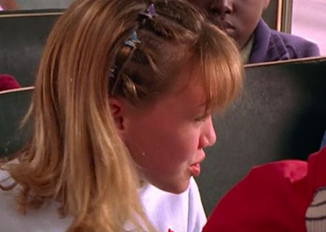 Iconic <em>Lizzie McGuire</em> hairstyles that will give you inspo for your summer 'do Indie Hairstyles, Indie Hairstyle, 2000s Hair, 2000s Hairstyles, 90s Grunge Hair, Y2k Hairstyles, Indie Hair, Luxy Hair, The Early 2000s