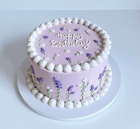 Simple Cake Designs Purple, Purple Flower Cake Ideas, Purple Lunchbox Cake, Funny 19th Birthday Cake, Circle Cake Ideas, Cake With Lavender Flowers, Cake Decorating Rainbow, Birthday Cakes Vintage, Korean Lunch Box Cake