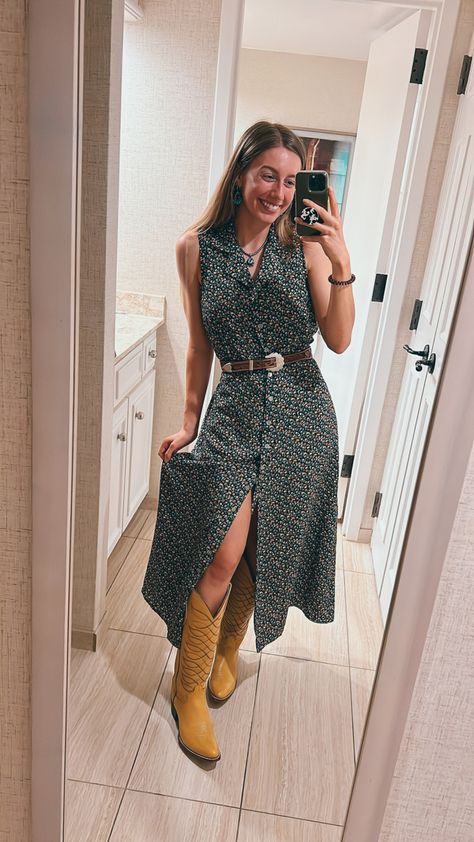 Follow Buckaroo_Boutique on instagram for vintage western pieces! Women’s Western Dress Outfits, Western Wear Skirt, Modern Western Fashion Woman, Cowgirl Work Outfit, Western Office Outfits Women, Western Corporate Outfits, Western Work Wear For Women, Western Chic Outfits Dressy, Modest Western Outfits