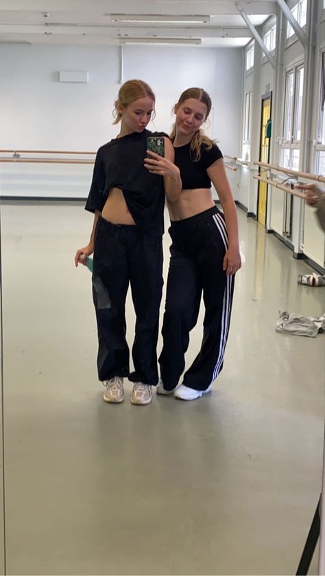 Dance Class Outfits Hip Hop, Off Duty Dancer Aesthetic, Dance Class Outfit Aesthetic, Tap Class Aesthetic, Hip Hop Dancers Outfit, Ballet Dancers Outfit, Dance Outfits Contemporary Practice, Dancing Outfits Hip Hop, Dancer Outfit Aesthetic