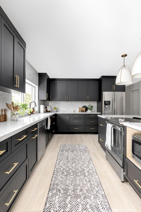 Modern Konyhatervezés, Modern Black Kitchen, Light Floors, Kabinet Dapur, Transitional Decor Kitchen, Cabinets White, Black Kitchen Cabinets, White Appliances, Appliances Kitchen